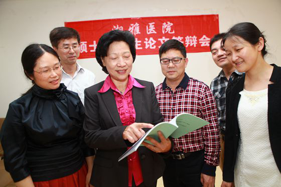 张桂英教授带领消化内科专家团队参加研究生论文答辩医学是不断的